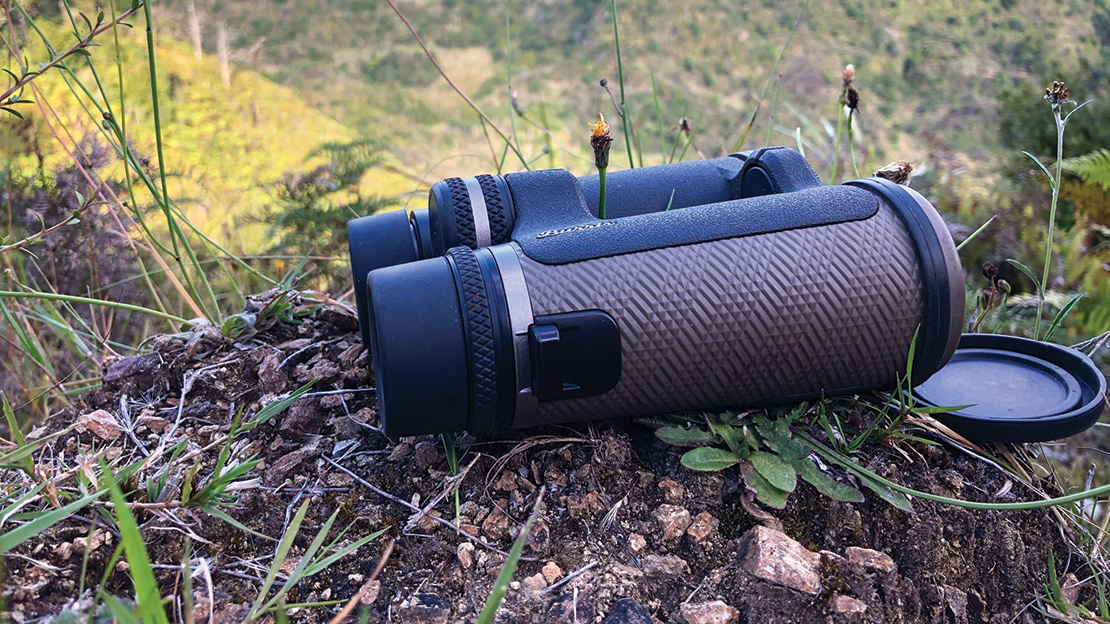 You can clearly see the texturised body of the binoculars offering protection and ease of grip. You can also see the rubber objective lens protectors. This typical design for lens covers is not ideal as the rubber wears and it’s common for them to detach. Hopefully, a better design will eventually appear for binoculars in the economy to mid-price bracket.